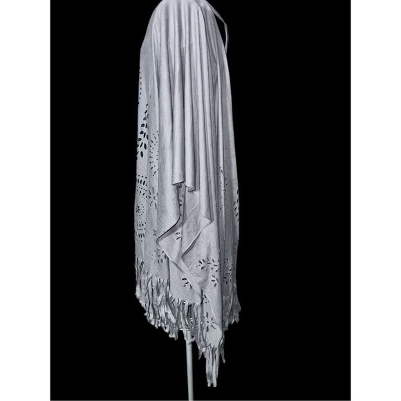 GOOD CONDITION WOMEN Chicos Bone colored shawl with intricate cut out designs an - Picture 8 of 13